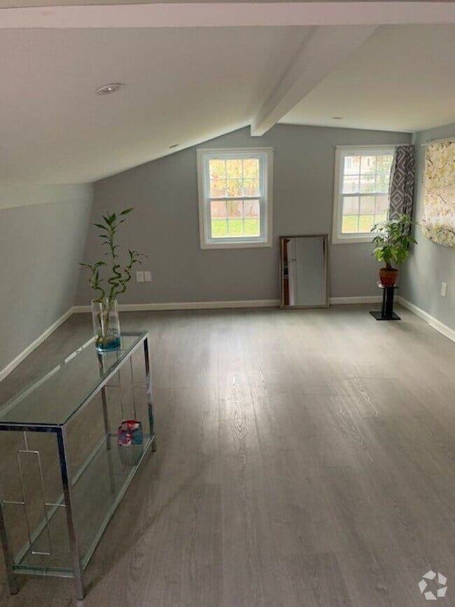Building Photo - Charming 1 Bedroom, 1 Bath Owner-Occupied ...