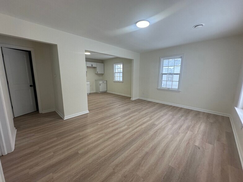 Building Photo - 2905 Mitchell Pl