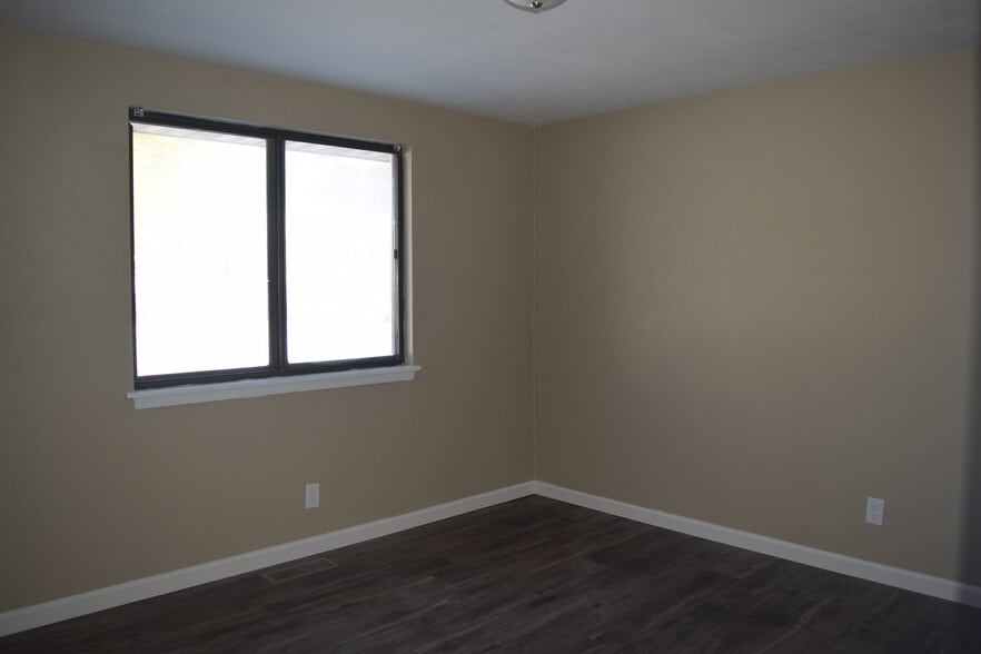 Master bedroom - 108 Wood Ct