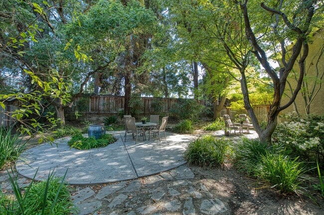 Building Photo - 2727 W Bluff Ave