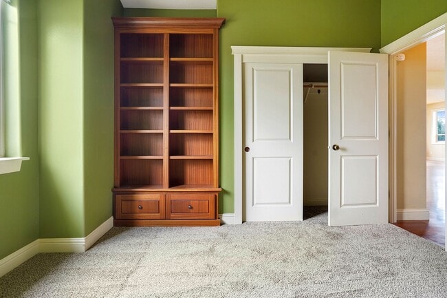 Building Photo - Spacious 4 bed, 3 bath home with sprawling views in West Salem