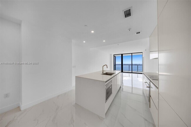 Building Photo - 700 NE 24th St