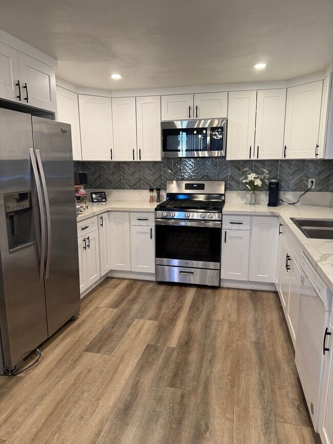 Building Photo - 4 Bed/3Bath