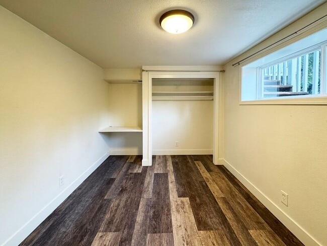 Building Photo - 725 Mimosa Ave