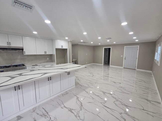 Building Photo - 52641 Avenida Martinez