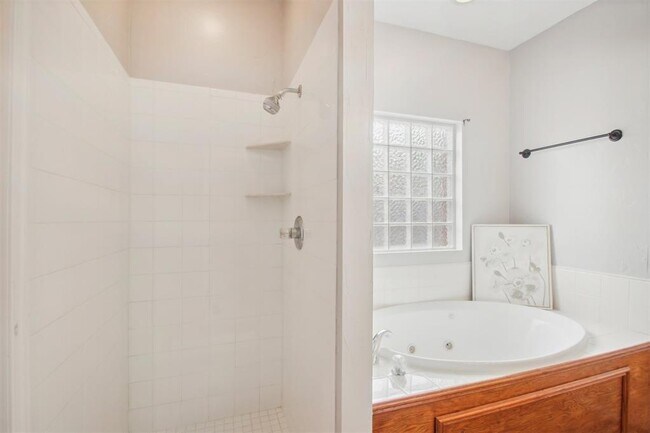 Building Photo - 613 Vickery Ave