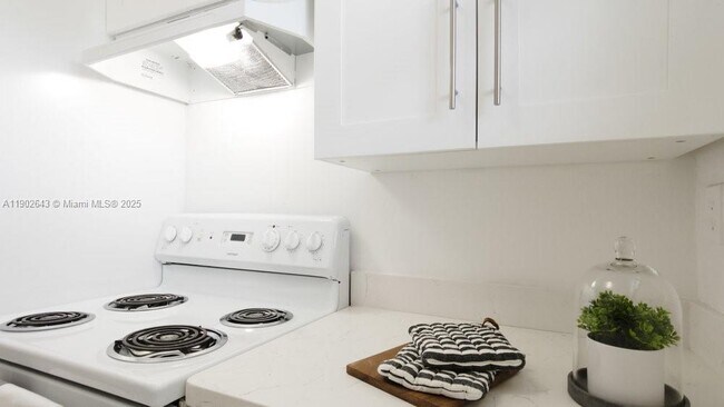 Building Photo - 2496 SW 17th Ave