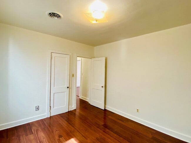 Building Photo - Adorable 2bdrm/1bth Bungalow Conveniently Located in Richmond's Historic Churchill!!