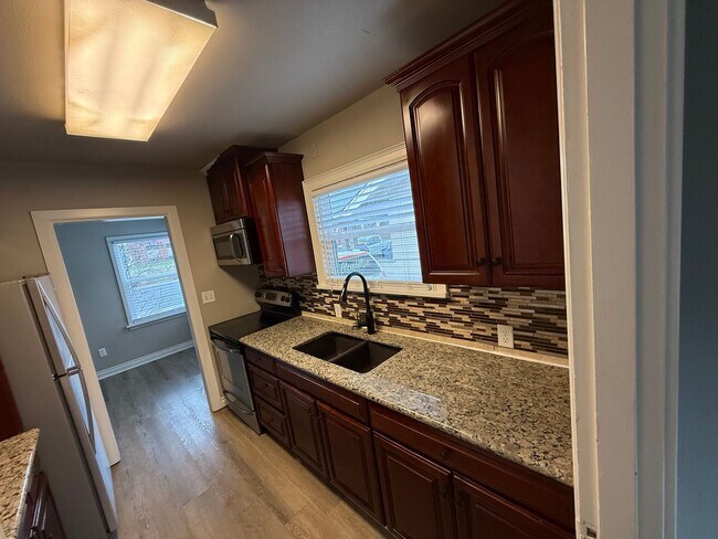 Building Photo - l914