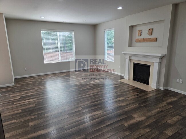 Building Photo - Modern 3 Bedroom, 2.5 Bath Home In Quiet Community!