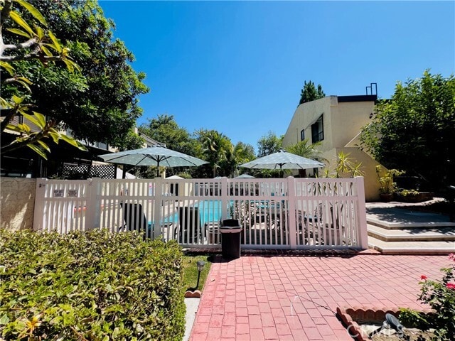 Building Photo - 415 W Duarte Rd