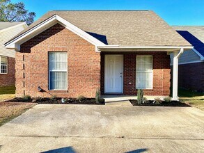 Building Photo - Desirable Saltillo Neighborhood