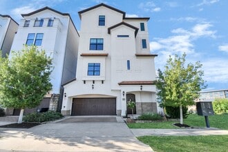 Building Photo - 631 N Live Oak St