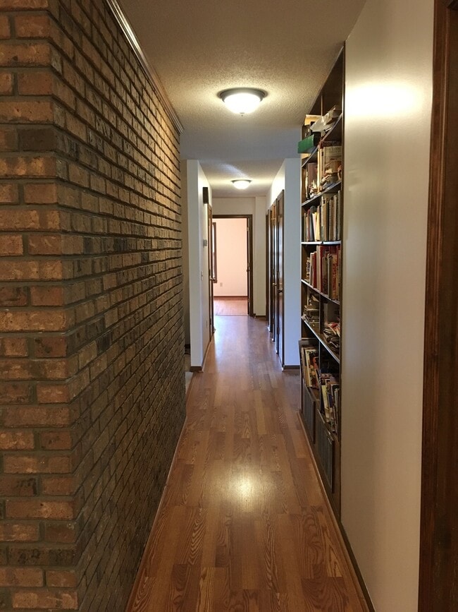 Building Photo - Spacious 3 Bedroom 2.5 Bath home located i...