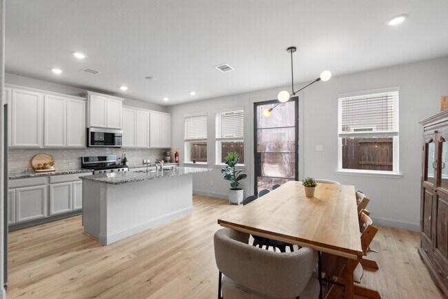 Building Photo - 5426 Oriente Ln