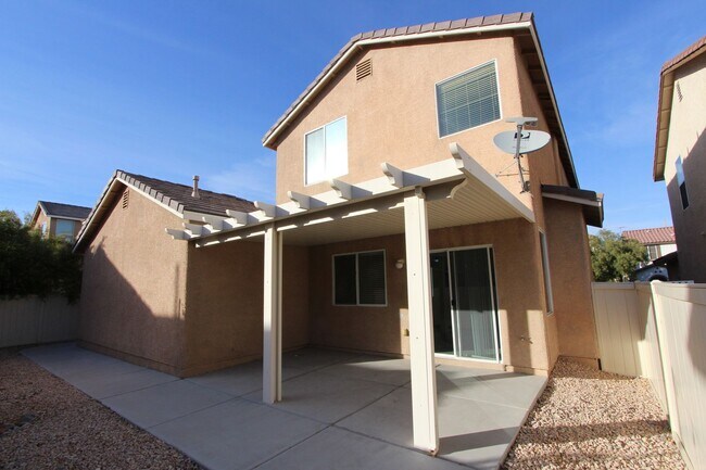 Building Photo - Well maintained home with open floorplan i...