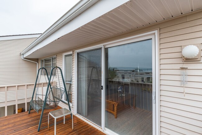 Building Photo - Fully Furnished 2 Bed 1 Bath Condo (Water/Sewer/Trash included)