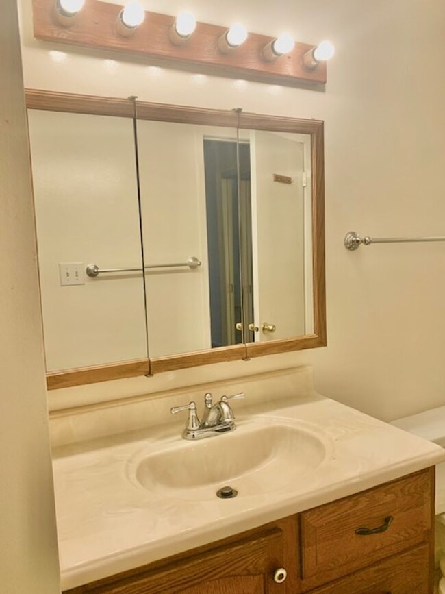 Building Photo - Beautiful and large 1 BR 1 BA! washer and ...