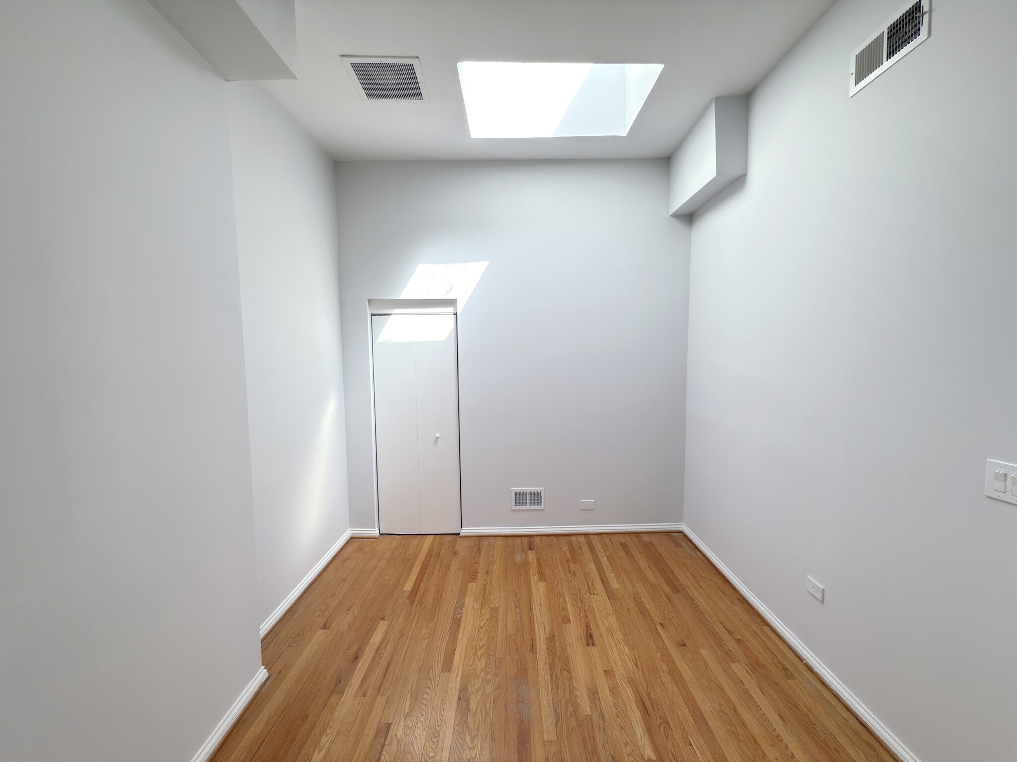 Building Photo - 646 N Damen Ave