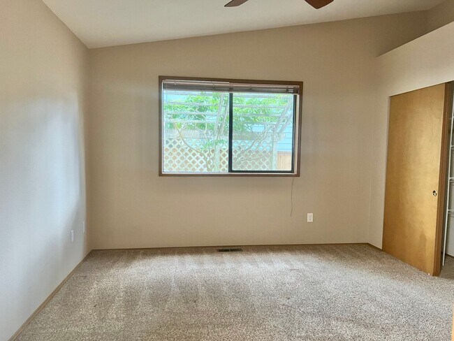 Building Photo - Charming Rambler 3-Bed/2-Bath Available Now!