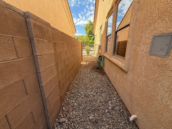 Building Photo - 2010 Richey Cir