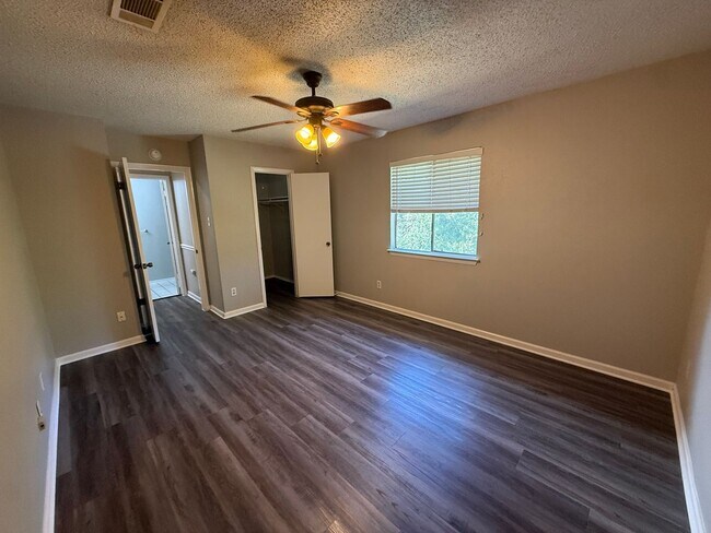 Building Photo - 7001 Winedale Dr
