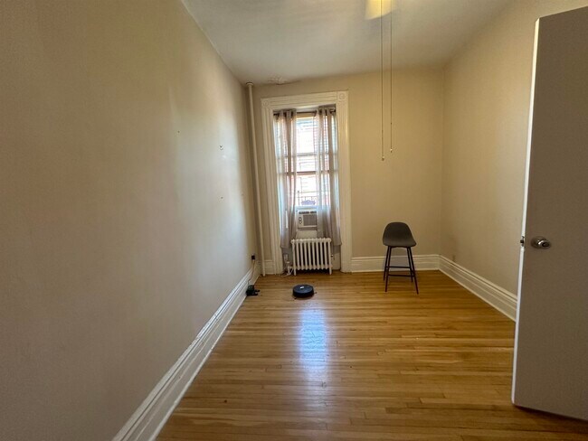 Building Photo - 1042 Park Ave