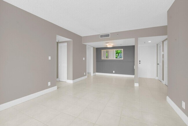 Building Photo - 6895 Willow Wood Dr