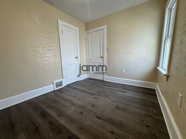 Building Photo - 5233 Anthony St