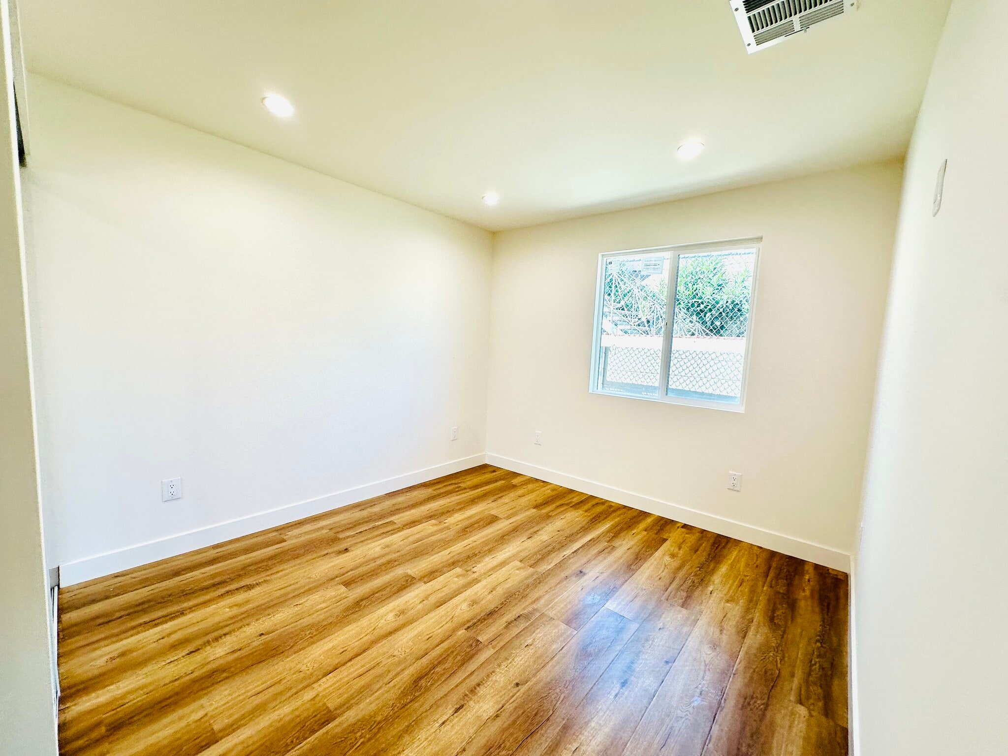 Building Photo - 11104 Oxnard St