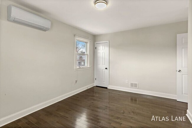Building Photo - Professionally Managed  & Recently Renovat...