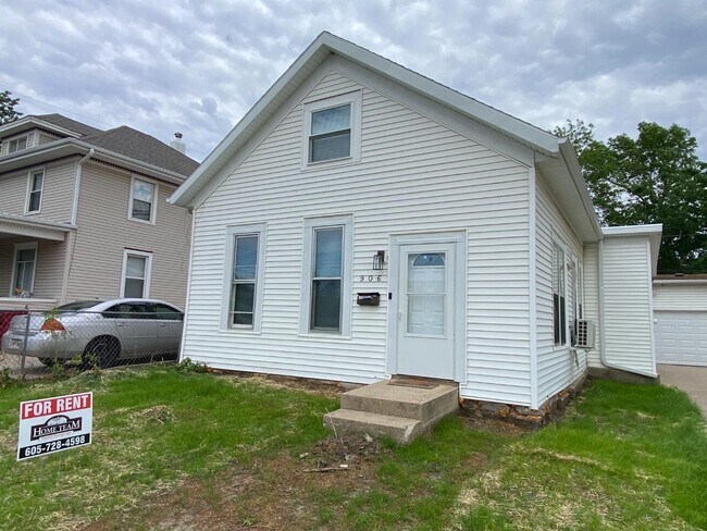 Building Photo - 906 W 10th St