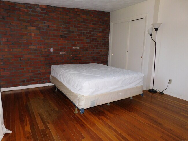 Building Photo - 19 Denlar Dr