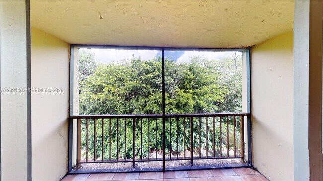 Building Photo - 8860 Fontainebleau Blvd