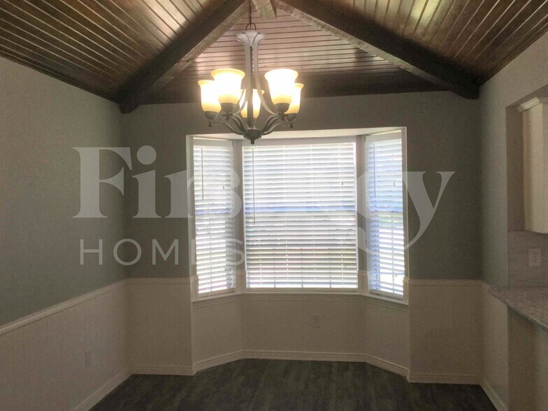 Building Photo - 419 Buckingham Pl