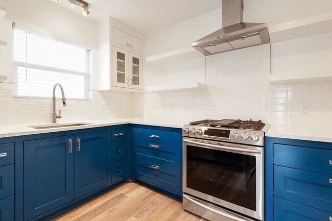 Building Photo - 2018 Remodeled 3 bed / 2 bath - wood / tile floors, fenced yard. Hyde Park / Downtown