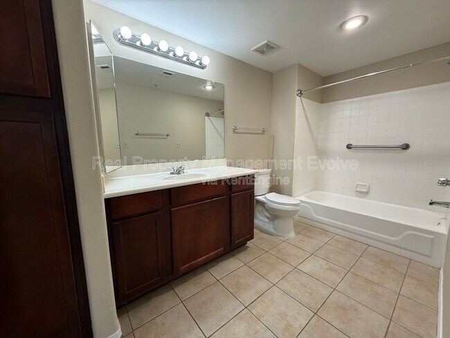 Building Photo - 750 E Northern Ave