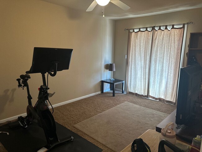 Building Photo - Spacious 4-Bedroom Home with Cozy Kitchen ...