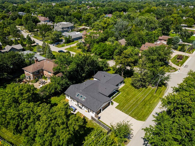 Building Photo - 3825 Maple Ave