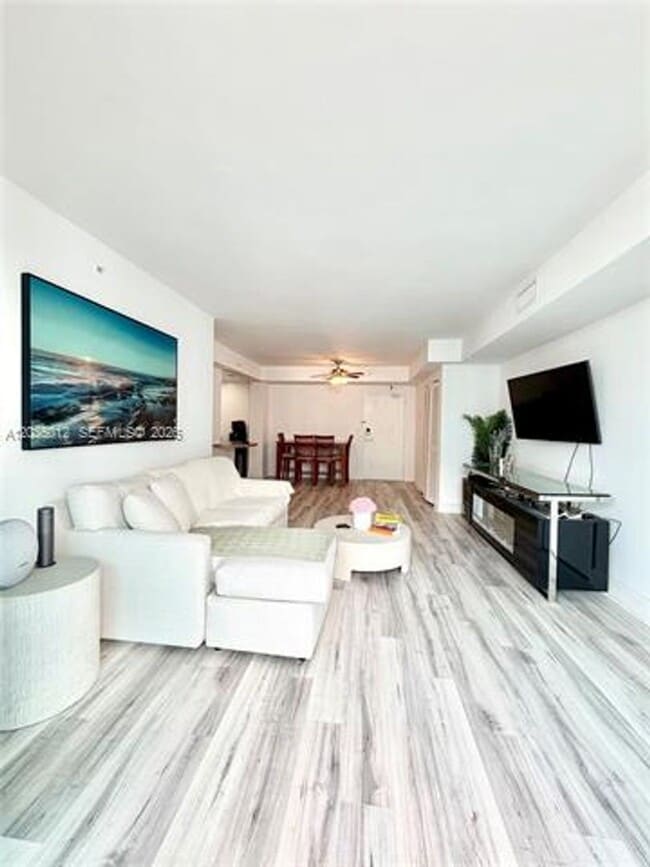 Building Photo - 7501 E Treasure Dr