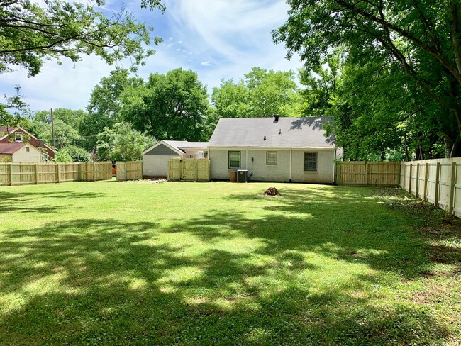 Building Photo - Adorable East Nashville Cottage