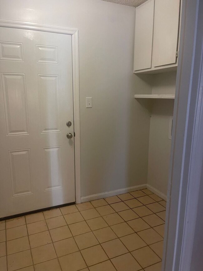 Building Photo - 133 Seminole Ave