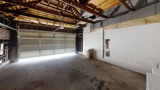 Building Photo - 4BD/2BA, Upgraded Kitchen! Sunroom!