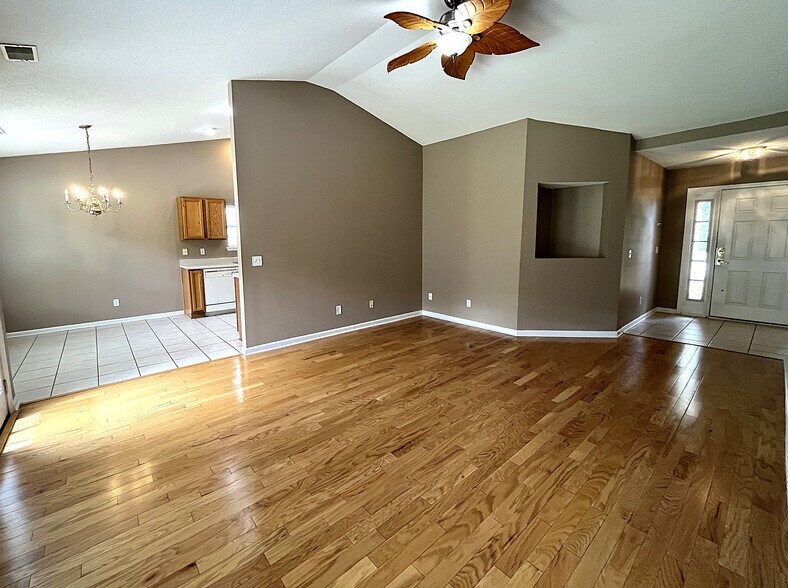 Building Photo - 485 Live Oak Walk