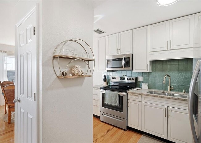 Building Photo - 5102 Coquina Key Dr SE