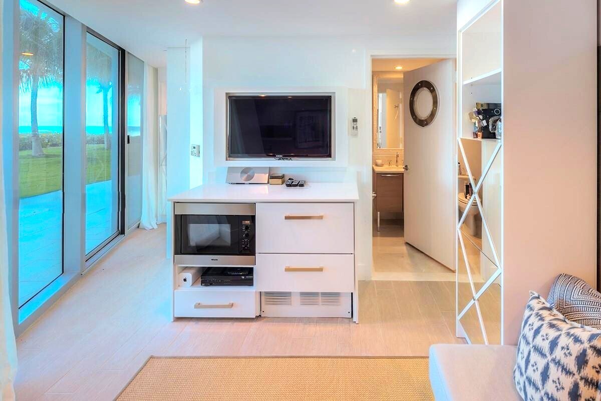 Building Photo - 17001 Collins Ave