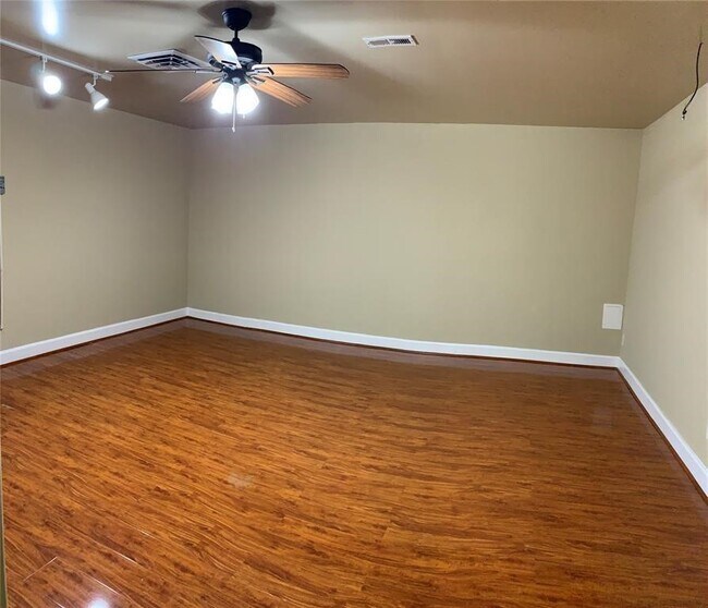 Building Photo - 5603 Sunfall Bend Ln