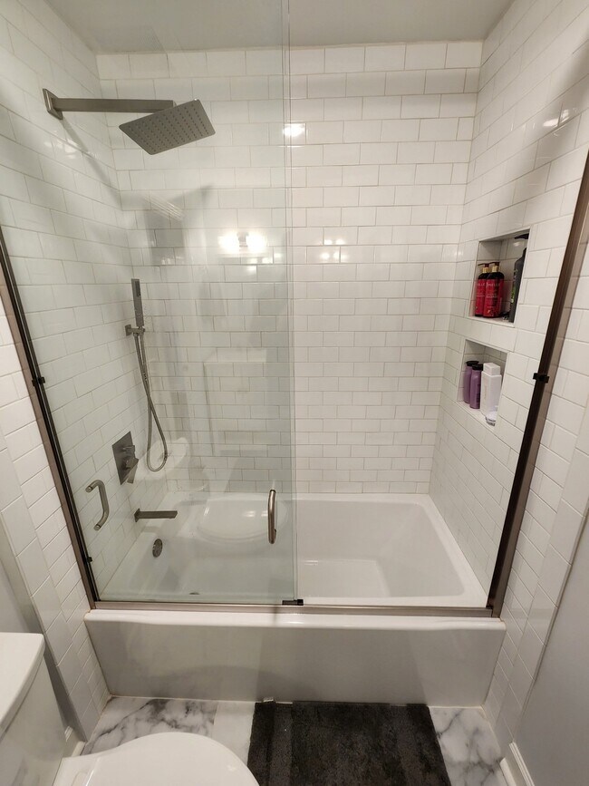 Building Photo - Location, location, location! Beautiful 2BR/1.5BA townhouse in West End Park!