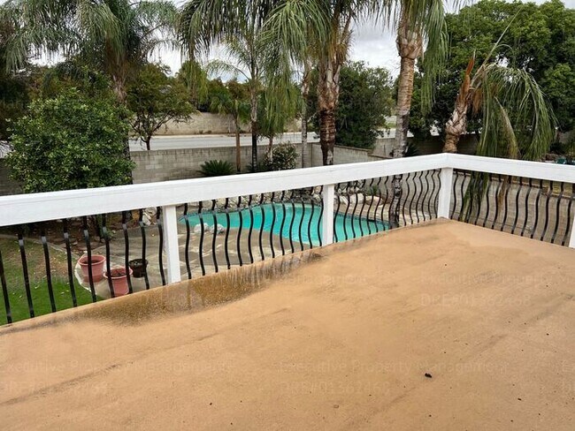 Building Photo - Stunning 4-bedroom, 3 bathroom home located in the westside of Bakersfield this spacious house of...