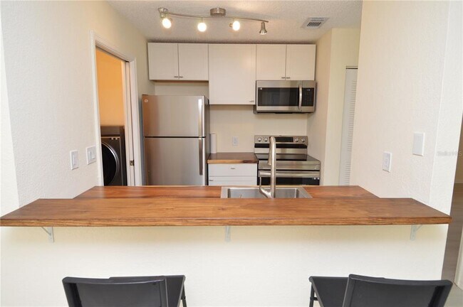 Building Photo - 10263 Gandy Blvd N